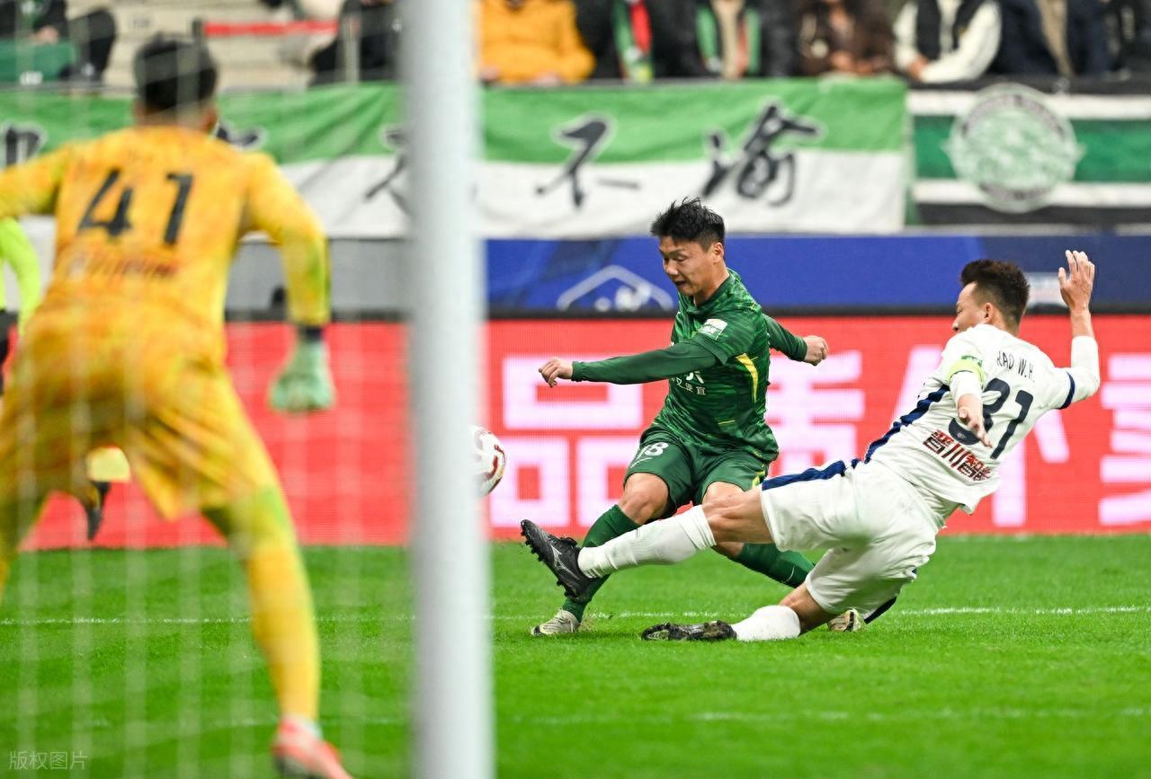 九游娱乐APP-26岁国足锋霸放狠话？赛季目标进3球！上赛季只进了2球，引发热议